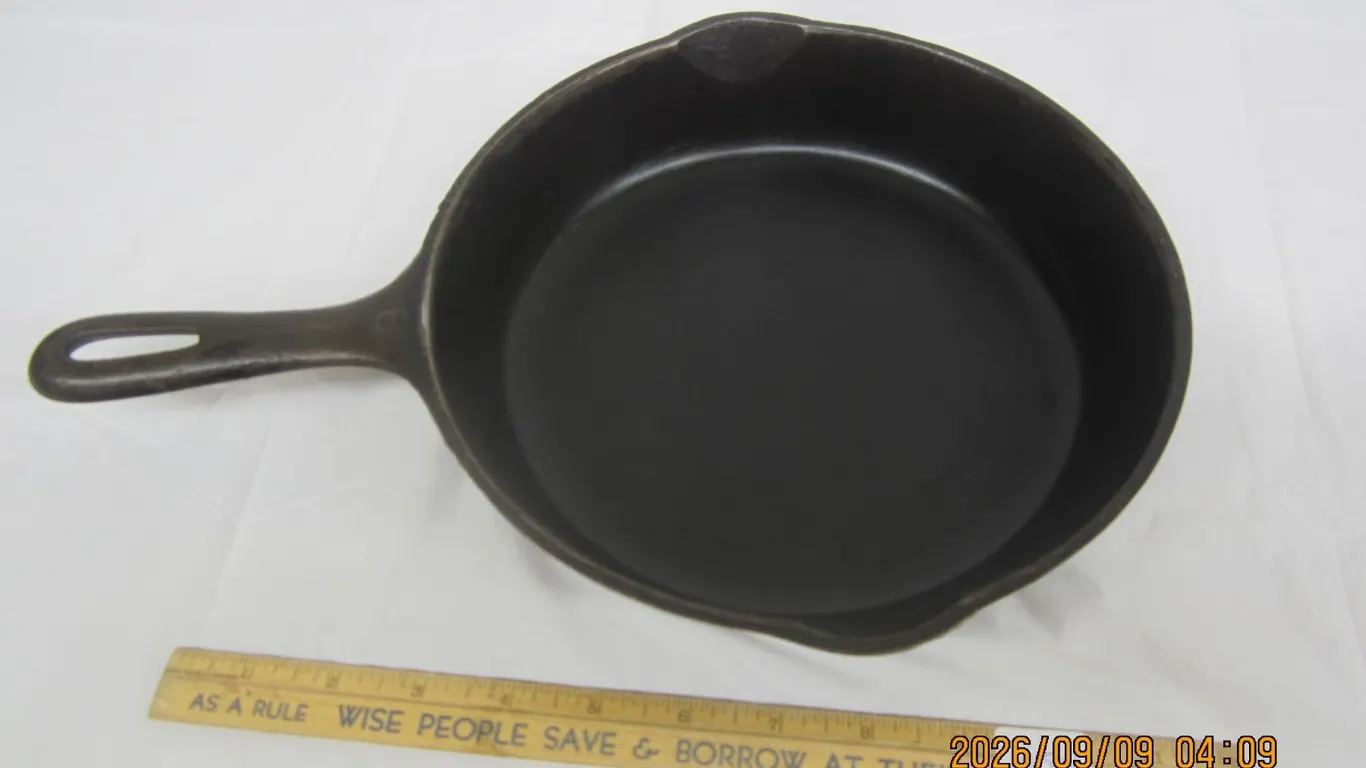 1050. Antique No.6 (9 inch) Cast Iron Frying Pan Marked USA