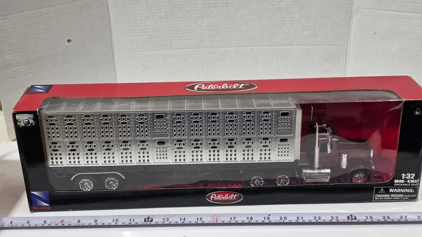 Diecast 1:32 scale Peterbilt Cattle Hauler, 24”