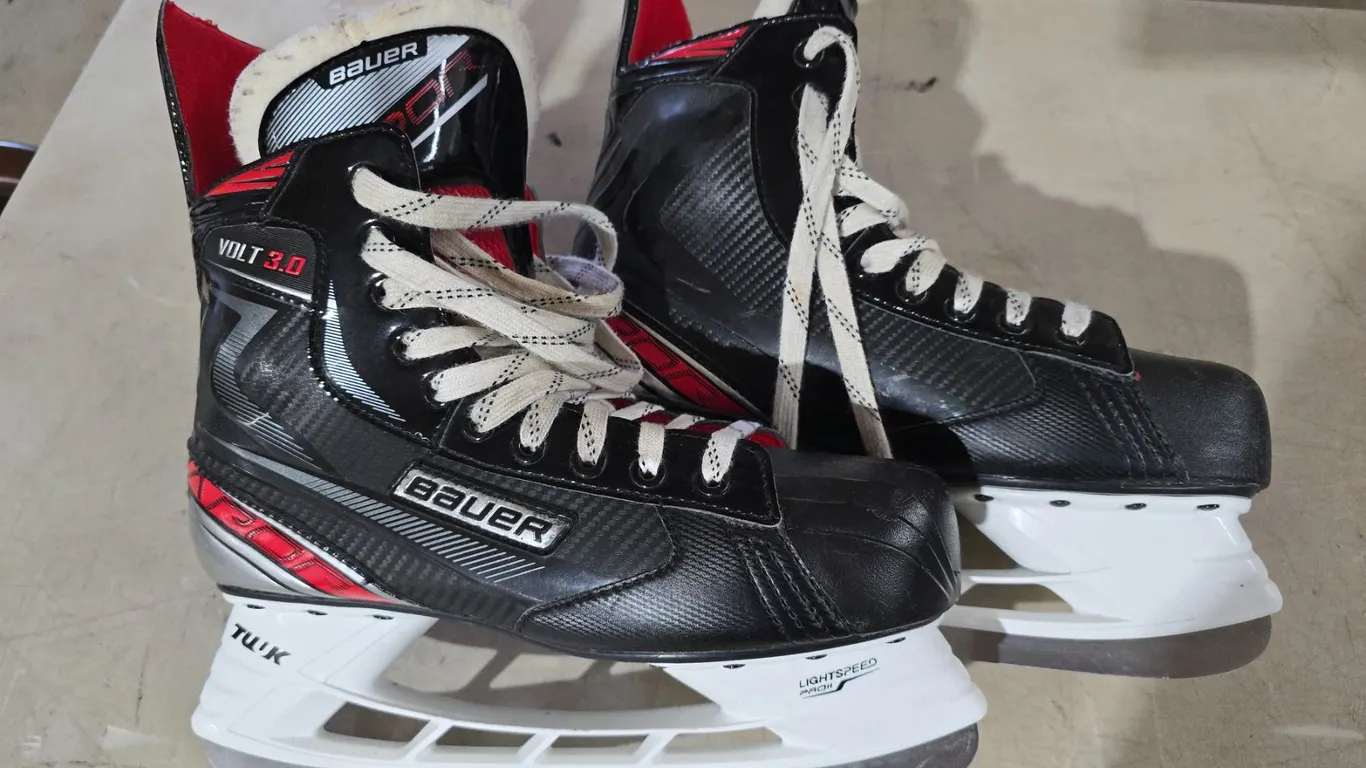 Size 9 - Bauer Volt 3 Skates - Like new
