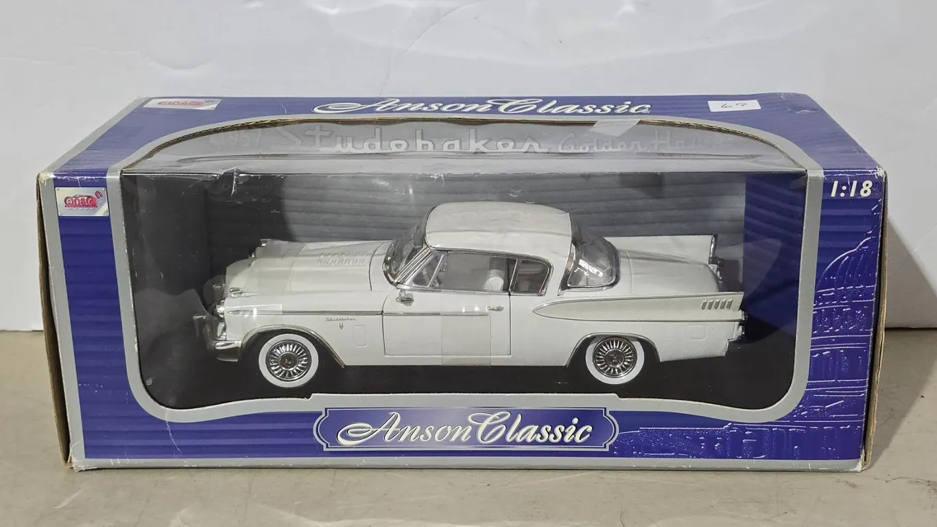 1957 Studabaker Golden Hawk - 1/18