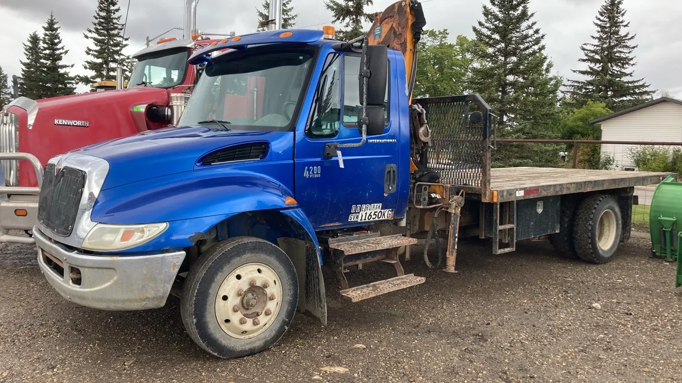 2005 International 4200 SBA 16' Picker Truck VIN: 1HTMPAFM26H289733