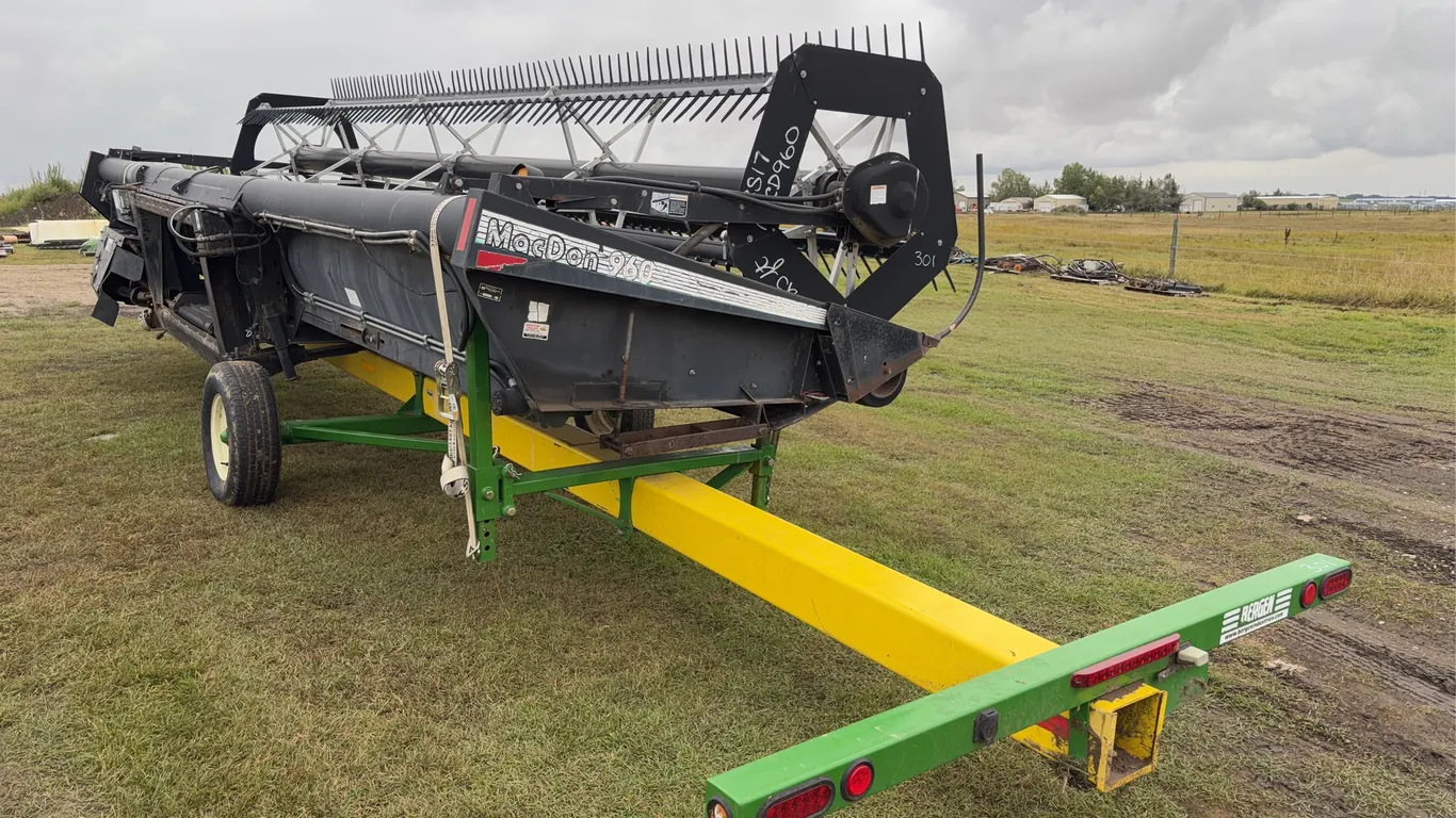 1996 25' Macdon Header Model: 960, w/ NH TR Adaptor on 2015 Single Axle UBuilt Header Mover *Unreserved*
