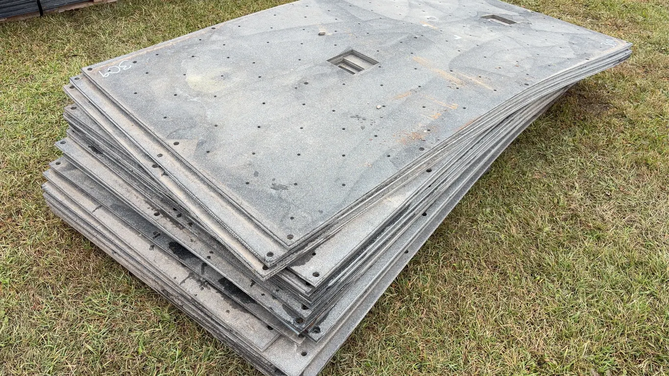16 - 3/4'' Heavy Duty Rigid Bottom Rubber Floor Mats Approx. 8' x 4' *Unreserved*