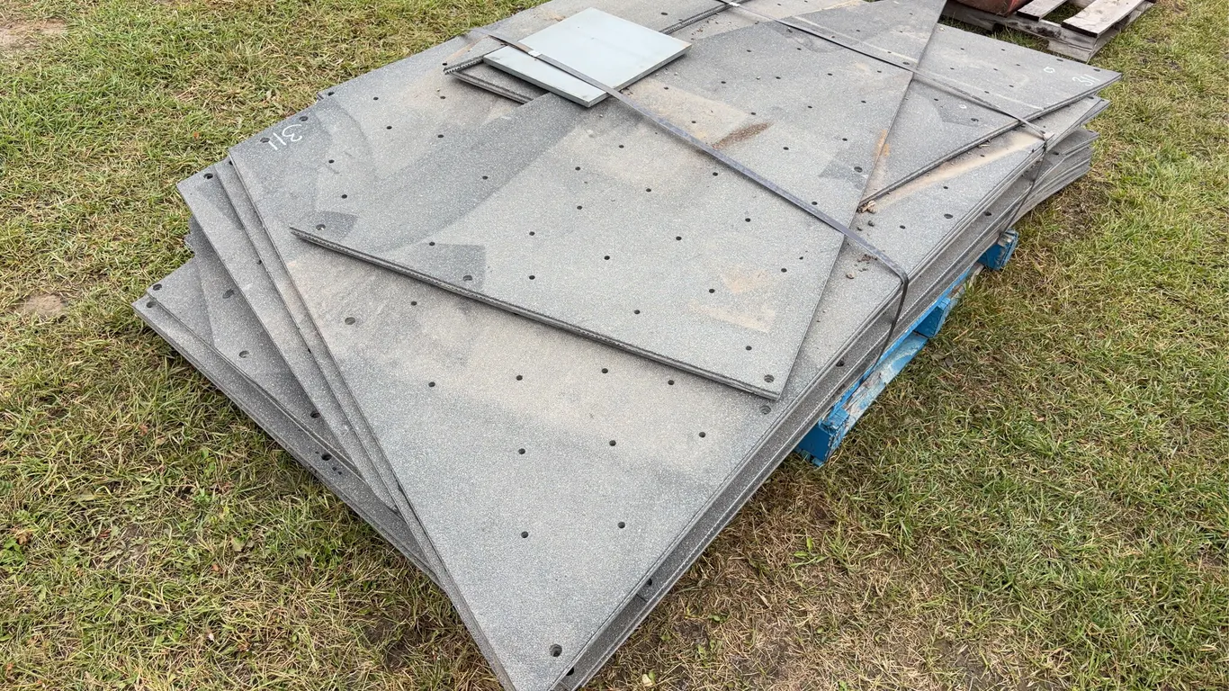 17 - 3/4'' Heavy Duty Ridgid Bottom Rubber Floor Mats Assorted Sizes Approx. 11'' x 3' - 8' x 4' *Unreserved*