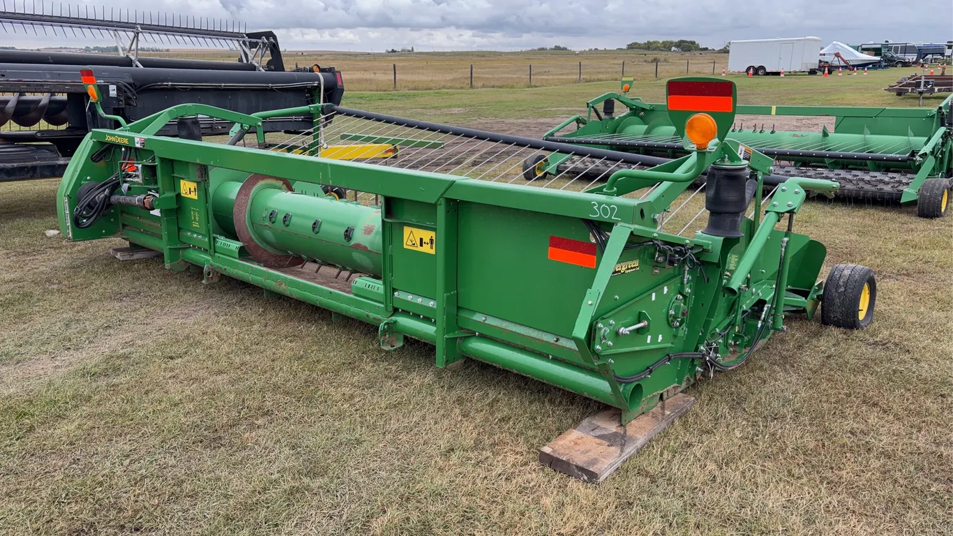 John Deere 615 Header, 15', Belt pickup, *Unreserved*