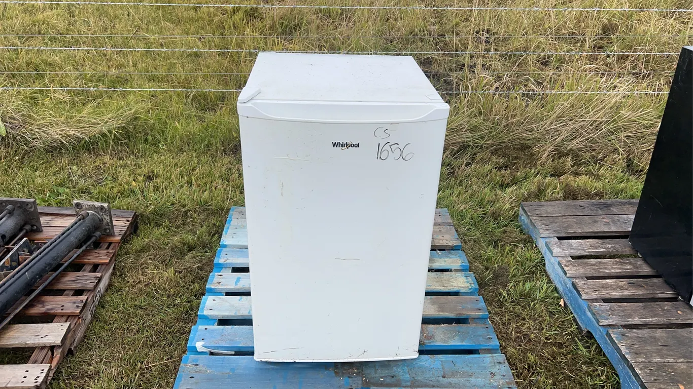 Whirlpool Mini Fridge, model WHR43WEE, 4.3 cu. ft, *Unreserved*