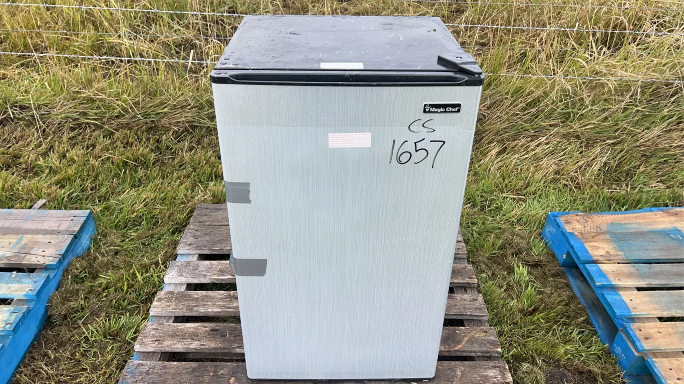 Magic Chef Fridge Model HMR330SEF, *Unreserved*