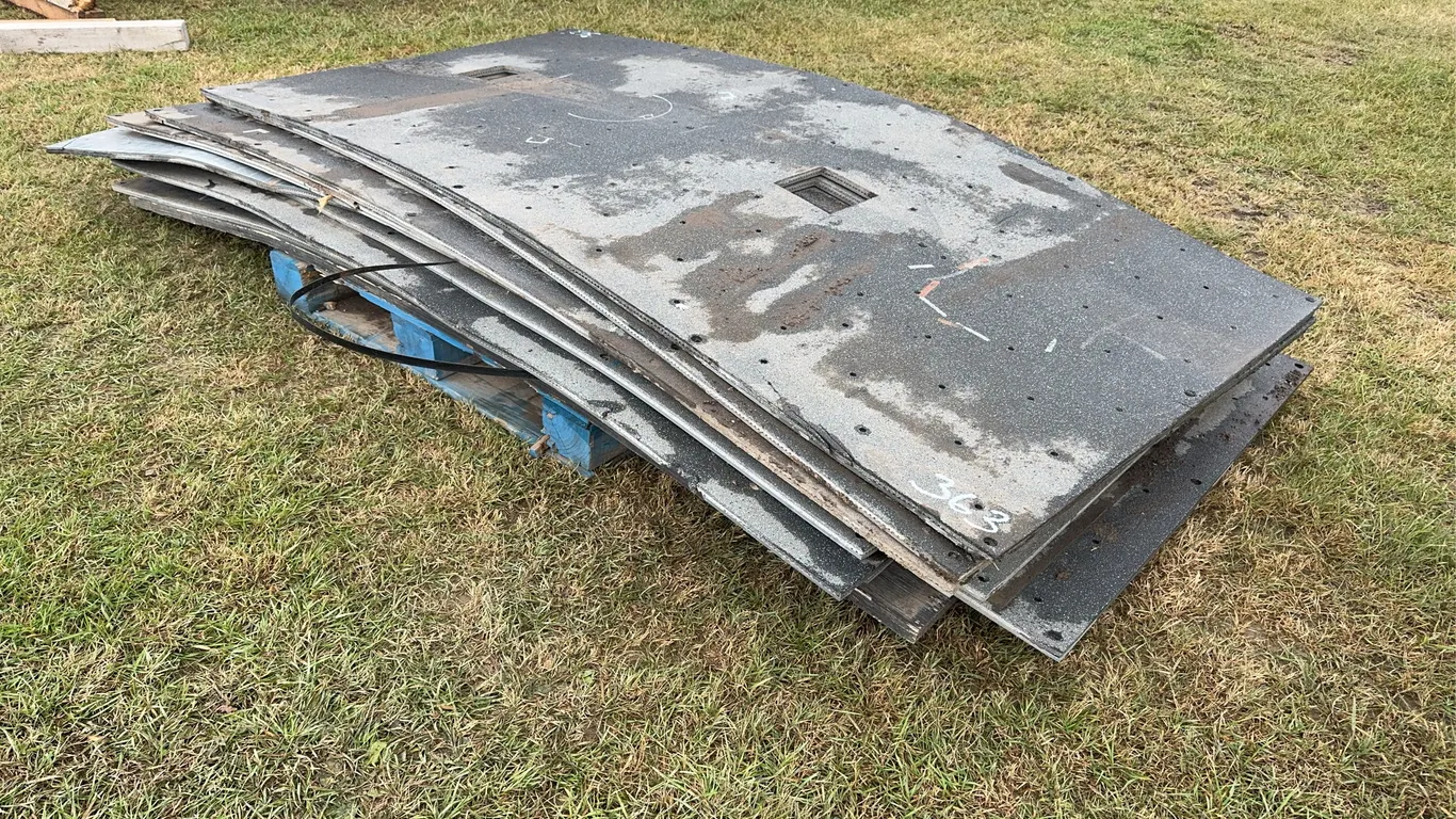 Heavy Duty 3/4" Rigid bottom rubber flooring mat, approx 11, *Unreserved*