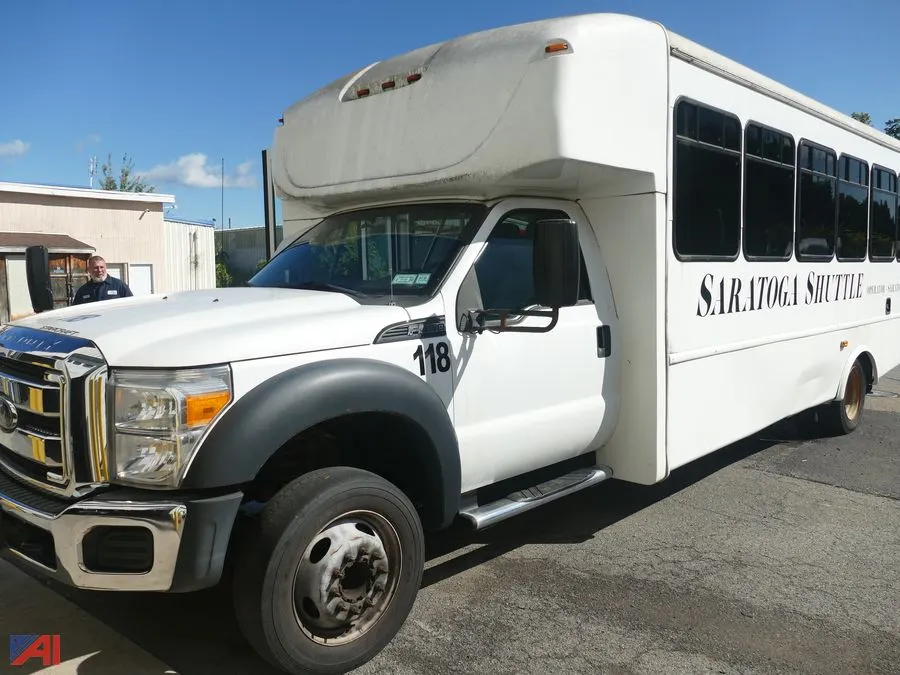 2016 Ford F-550 Super Duty Bus w/ Wheel Chair Lift