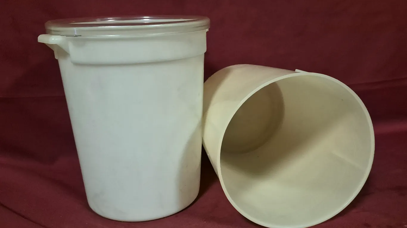 (2) 8qt Storage Bins