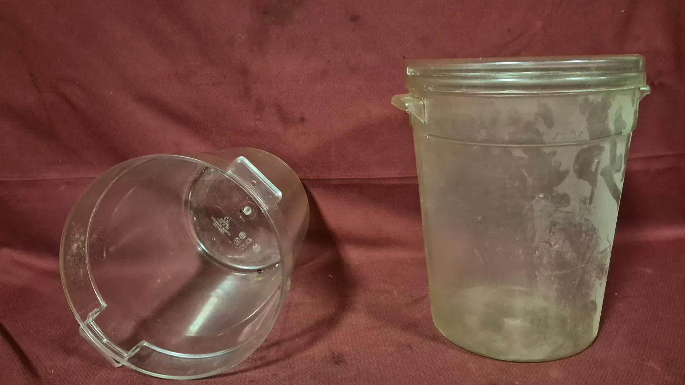 (2) 8qt Storage Containers with Covers