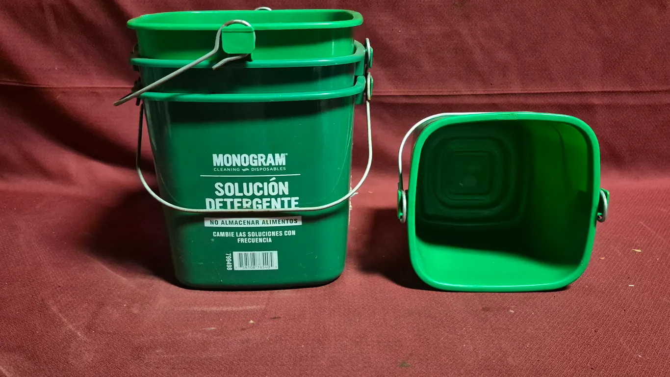 (4) Detergent Buckets