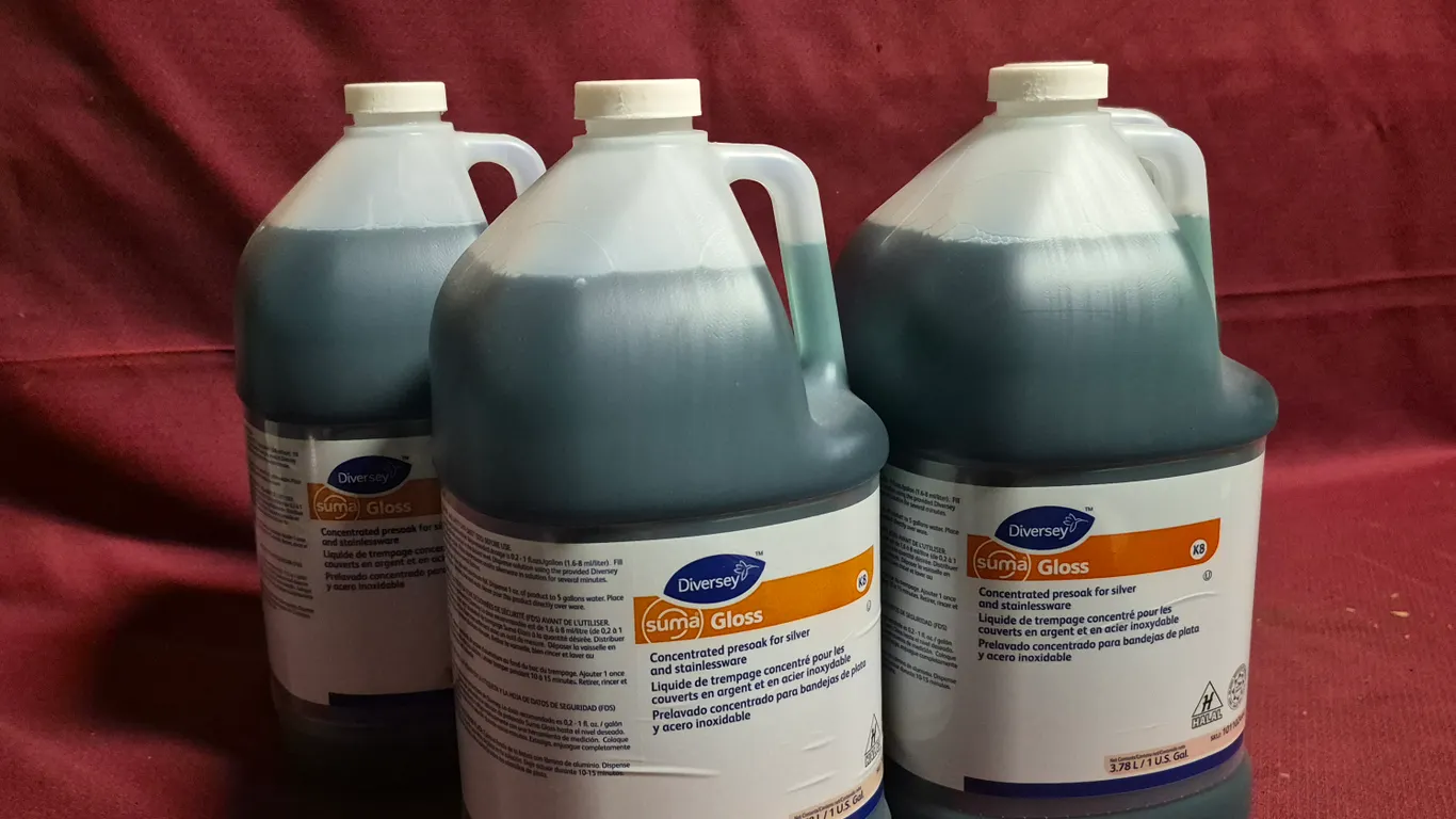 (4) New Bottles of Diversey Suma Gloss Concentrated Presoak for Silver and Stainlessware