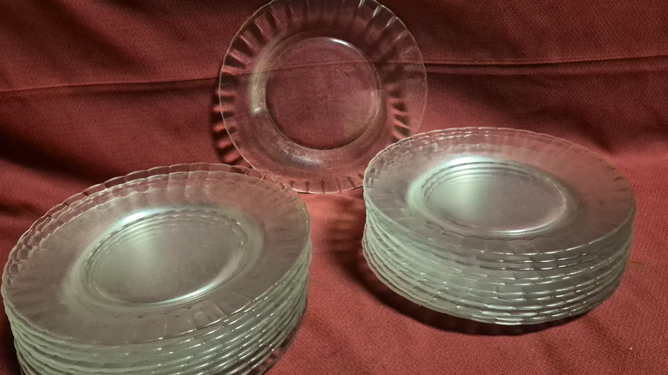 (24) Glass 10" Plates