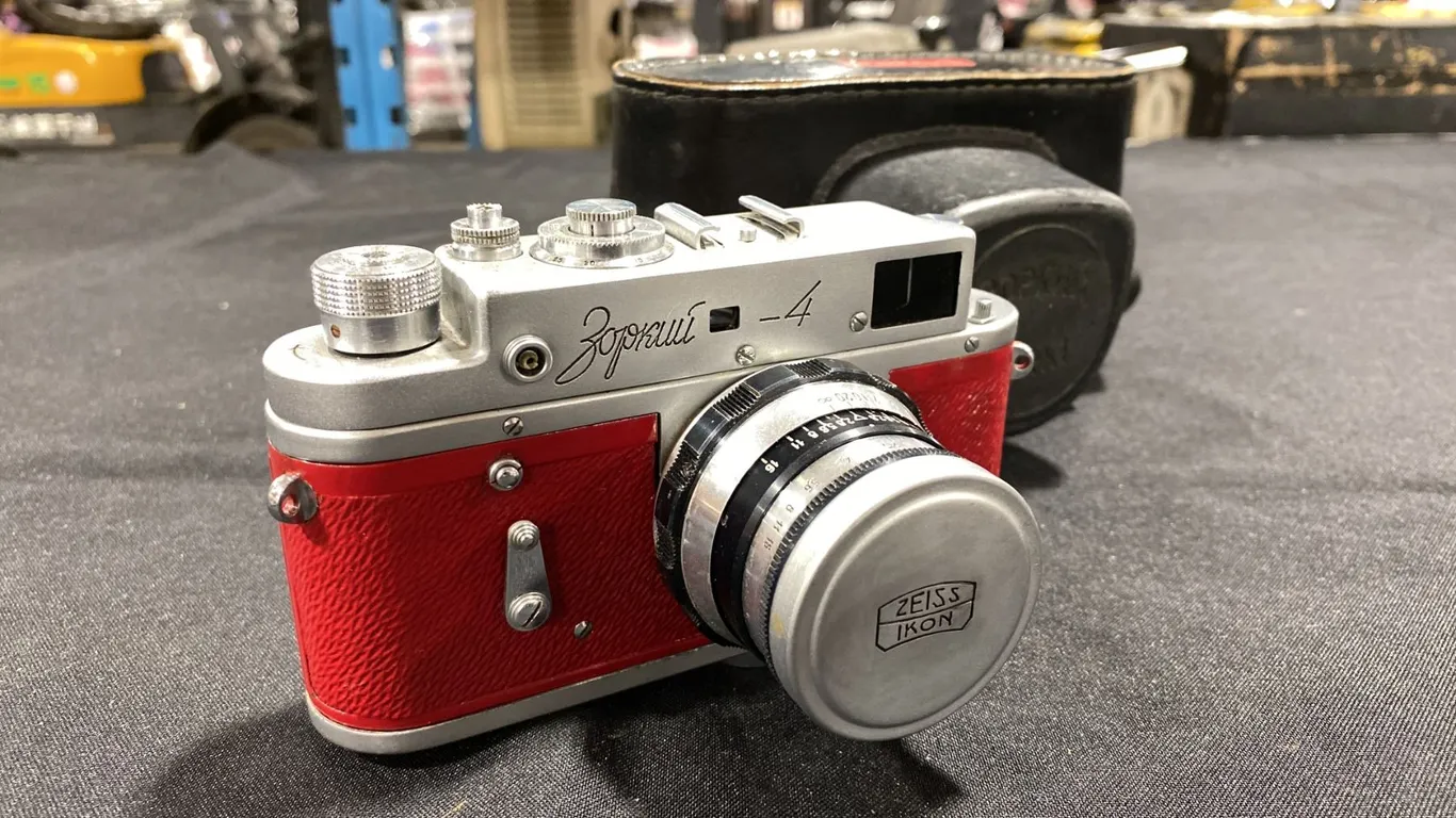 ZORKI -4 35MM FILM CAMERA WITH CASE (RED BODY)