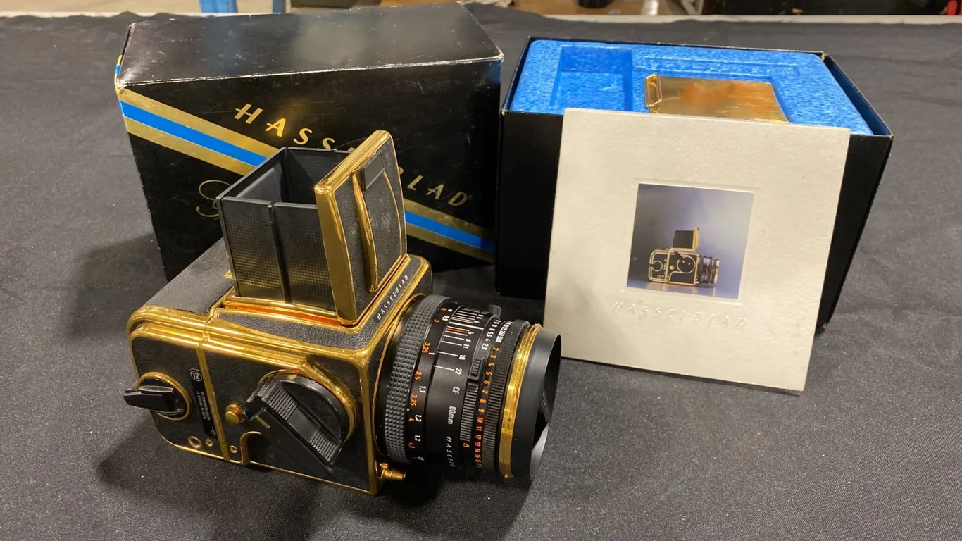 HASSELBLAD 500C/M GOLD EXCLUSIVE MEDIUM-FORMAT FILM CAMERA WITH CARL ZEISS