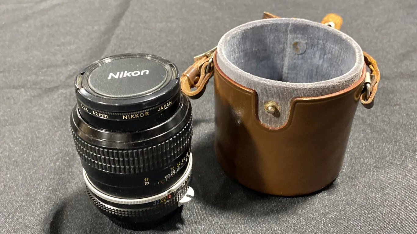 NIKON NIKKOR 105MM F/2.5 PRE-AI LENS WITH CASE