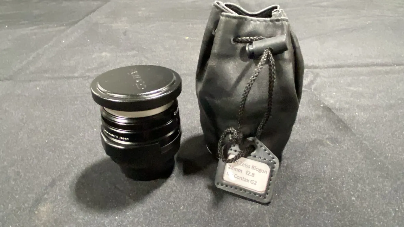 CARL ZEISS BIOGON 28MM F2.8 LENS WITH SOFT CASE *FITS CONTAX G2 CAMERA*