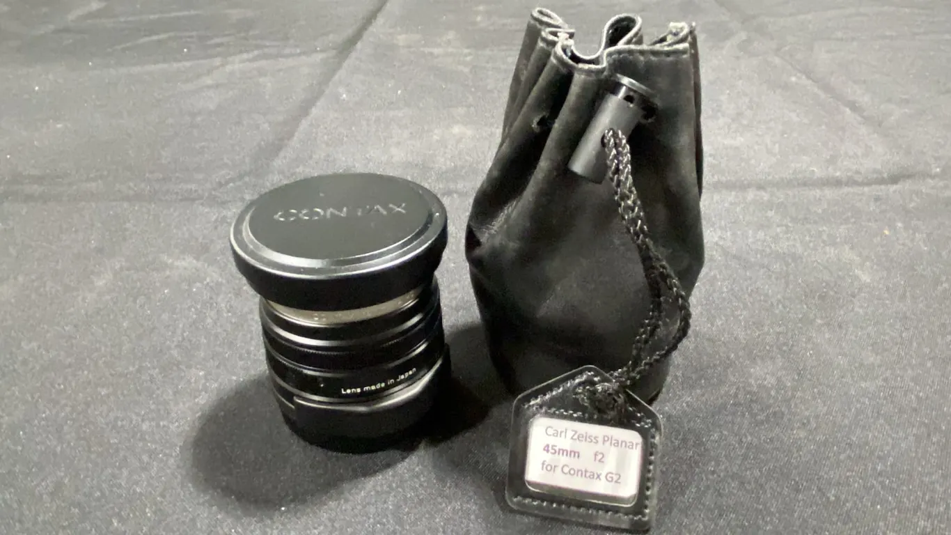 CARL ZEISS PLANAR 45MM F2 LENS WITH SOFT CASE *FITS CONTAX G2 CAMERA*