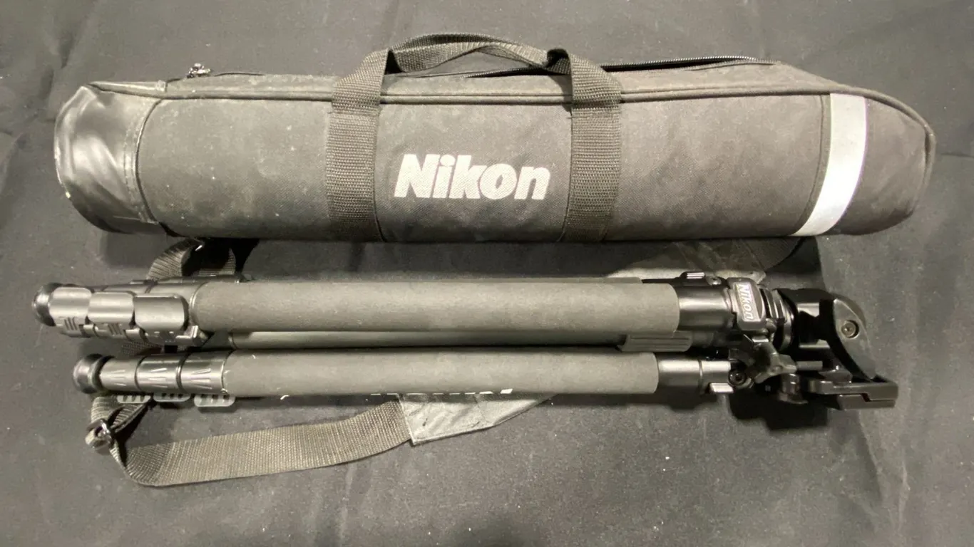 NIKON ADJUSTABLE CAMERA TRIPOD WITH CARRYING CASE