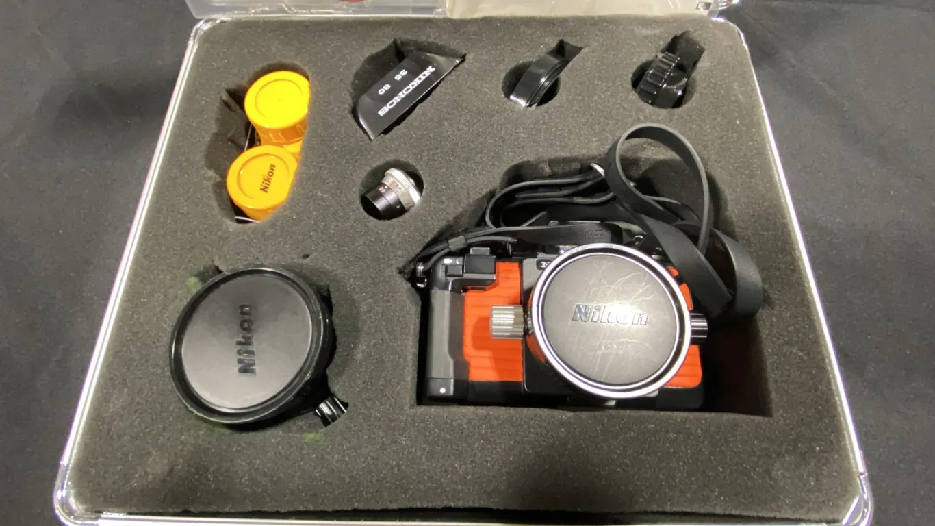 NIKON NIKONOS-V 35MM FILM CAMERA SET WITH CASE AND ACCESSORIES