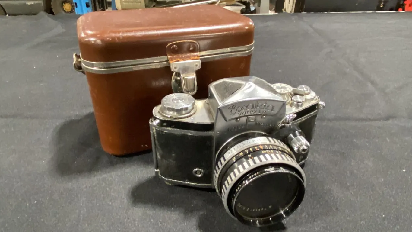EXAKTA VAREX IIA 35MM FILM CAMERA WITH CARL ZEISS JENA TESSAR 2,8/50MM LENS AND CASE