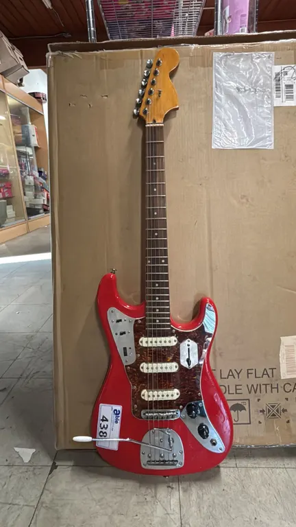 VINTAGE FENDER ELECTRIC GUITAR (SOME DAMAGE ON THE PICKGUARD)