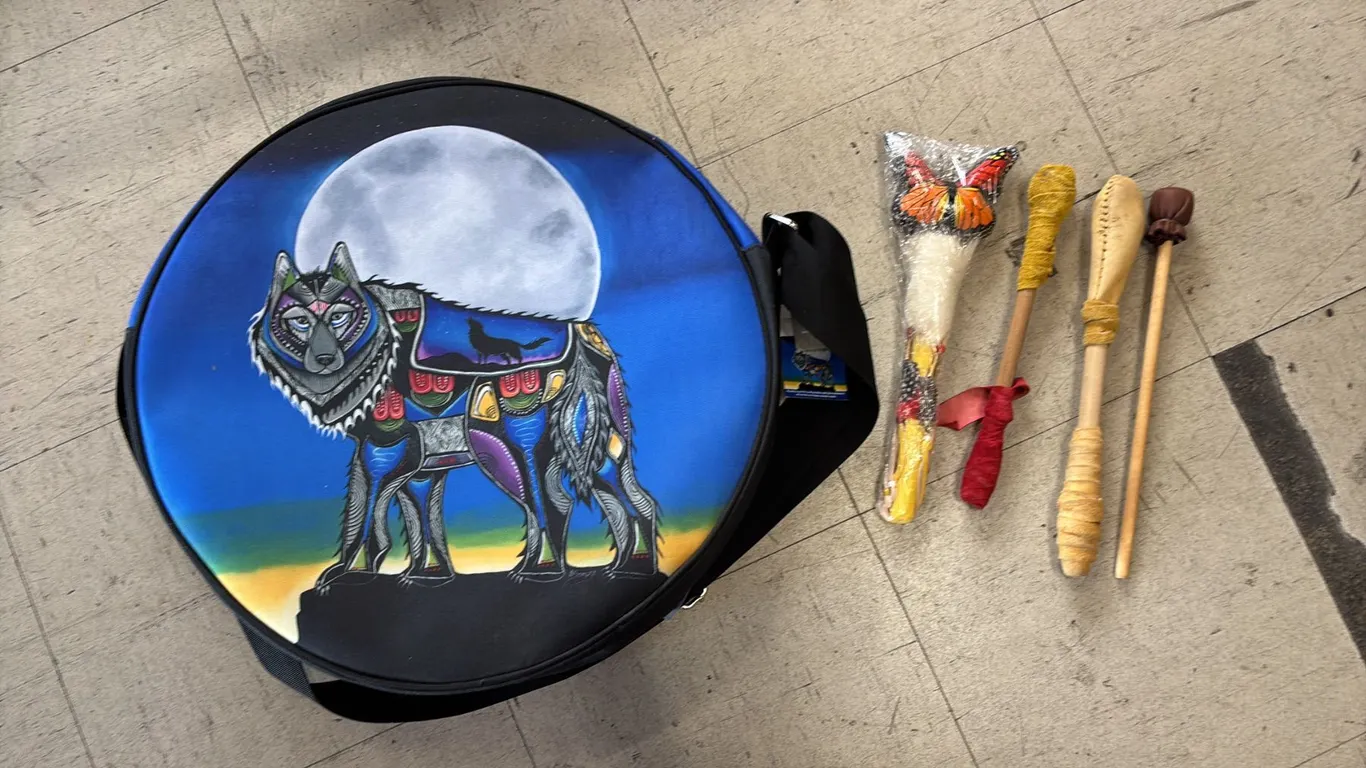 OSCARDO FIRST NATIONS DRUM BAG & ASSORTED DRUMSTICKS