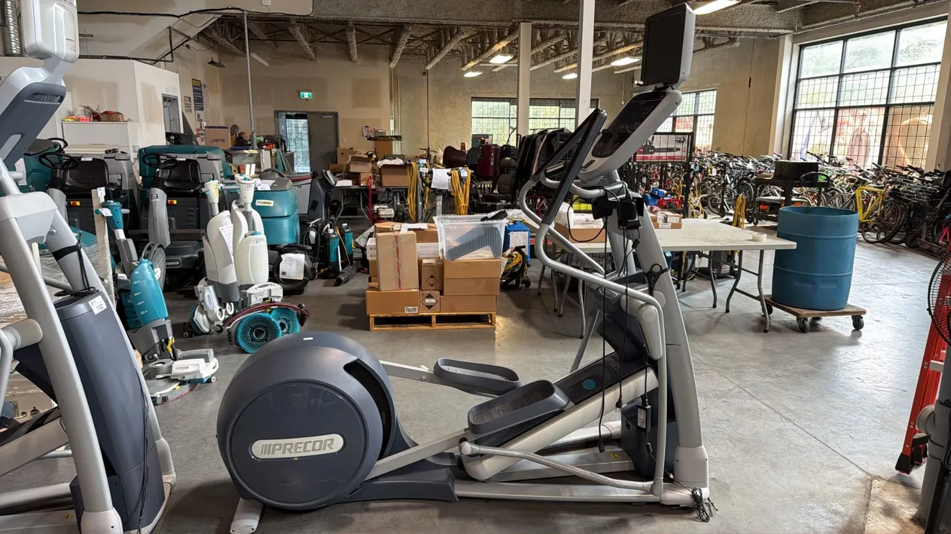 PRECOR EFX COMMERCIAL ELLIPTICAL FITNESS CROSSTRAINER 30"W X 80"D X 72"H