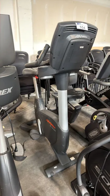 LIFE FITNESS 95C LIFECYCLE COMMERCIAL-GRADE UPRIGHT EXERCISE BIKE