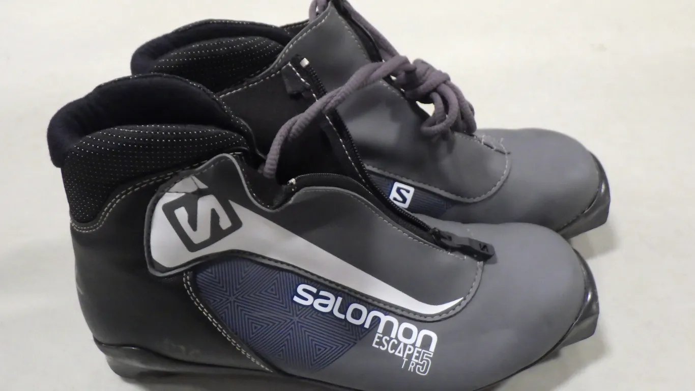 Salomon Escape 5TR Cross-country ski boot (size 8.5) Salomon Escape 5TR