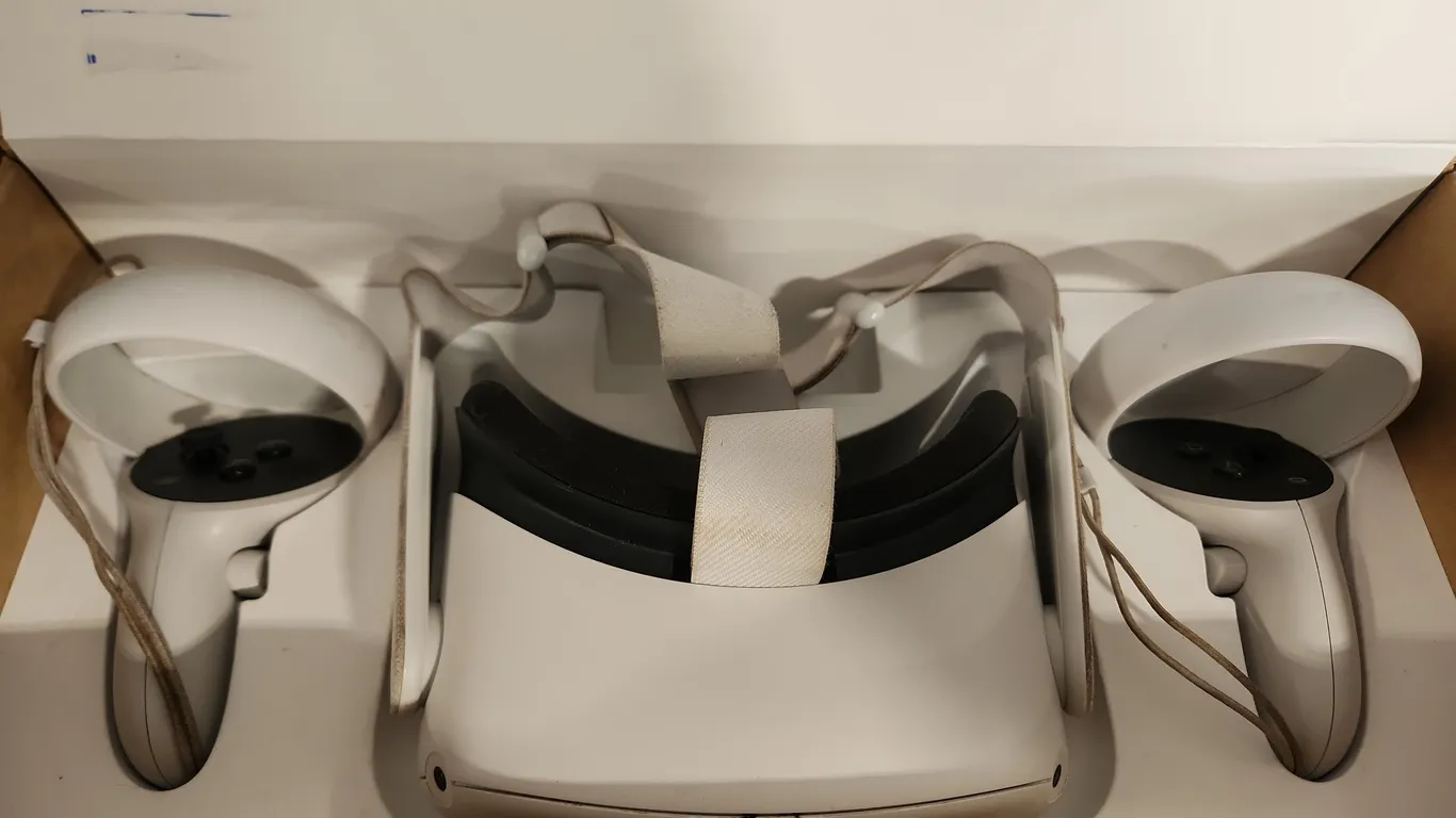 Oculus VR System (No Cords, Nosepiece Broken)