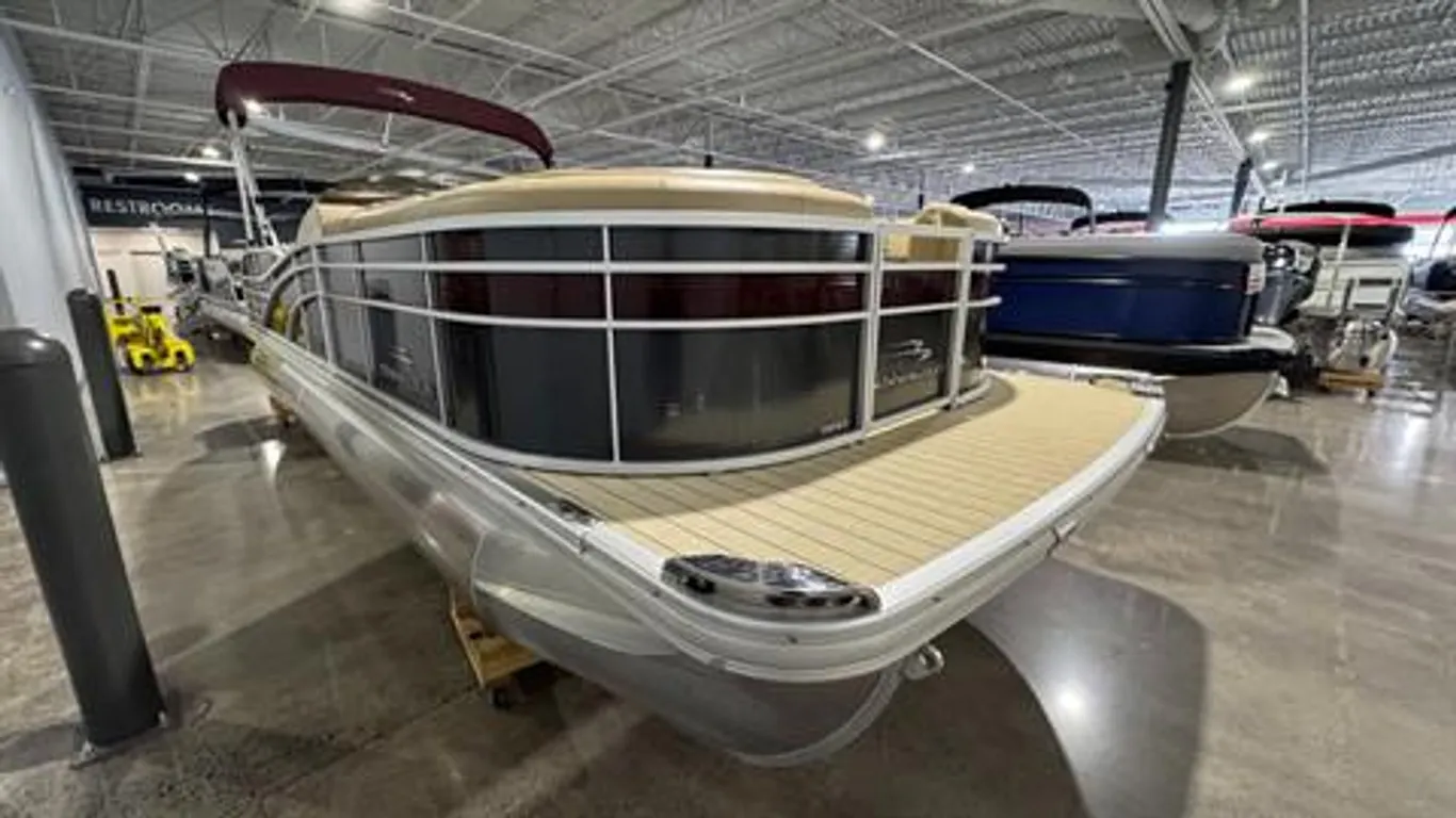 2016 Bennington 2350 RCL Pontoon