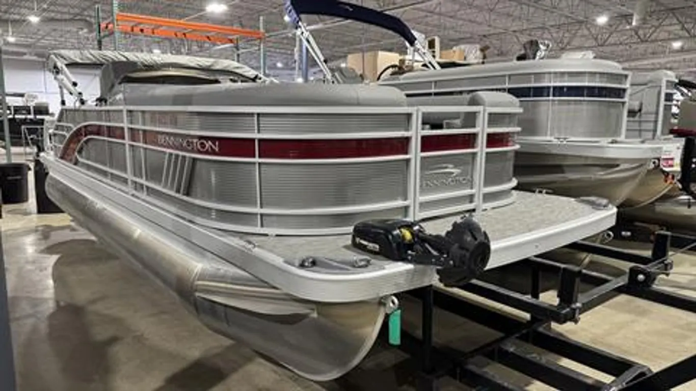 2023 Bennington 22 LSB Pontoon