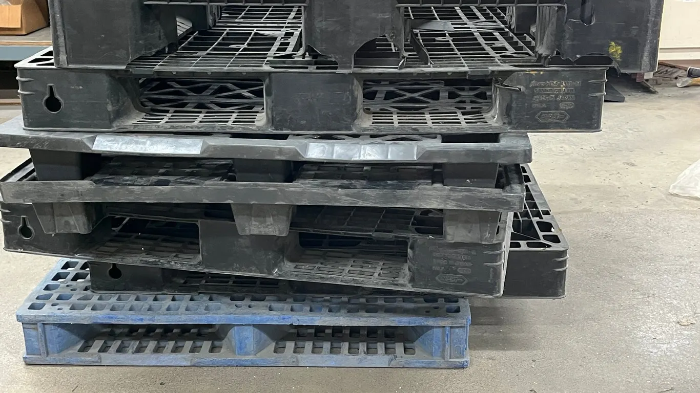 (7) 4x4 Plastic Pallets