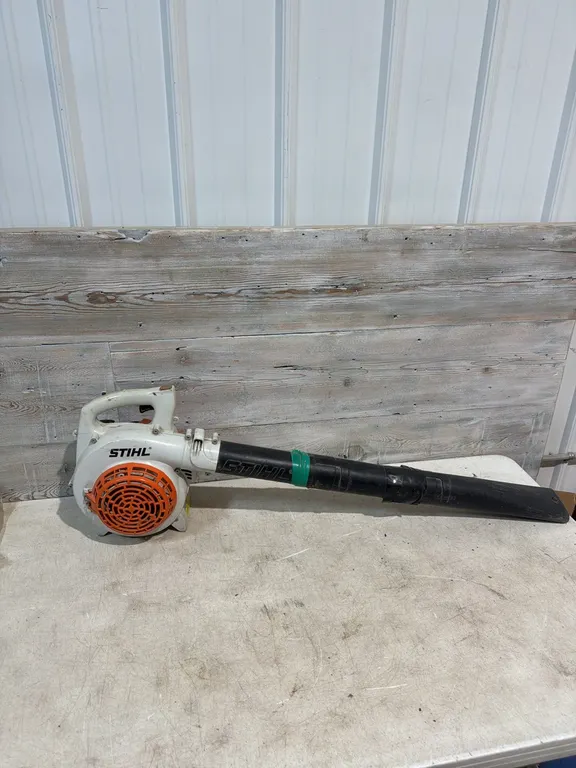 Gas powered leaf blower good compression
