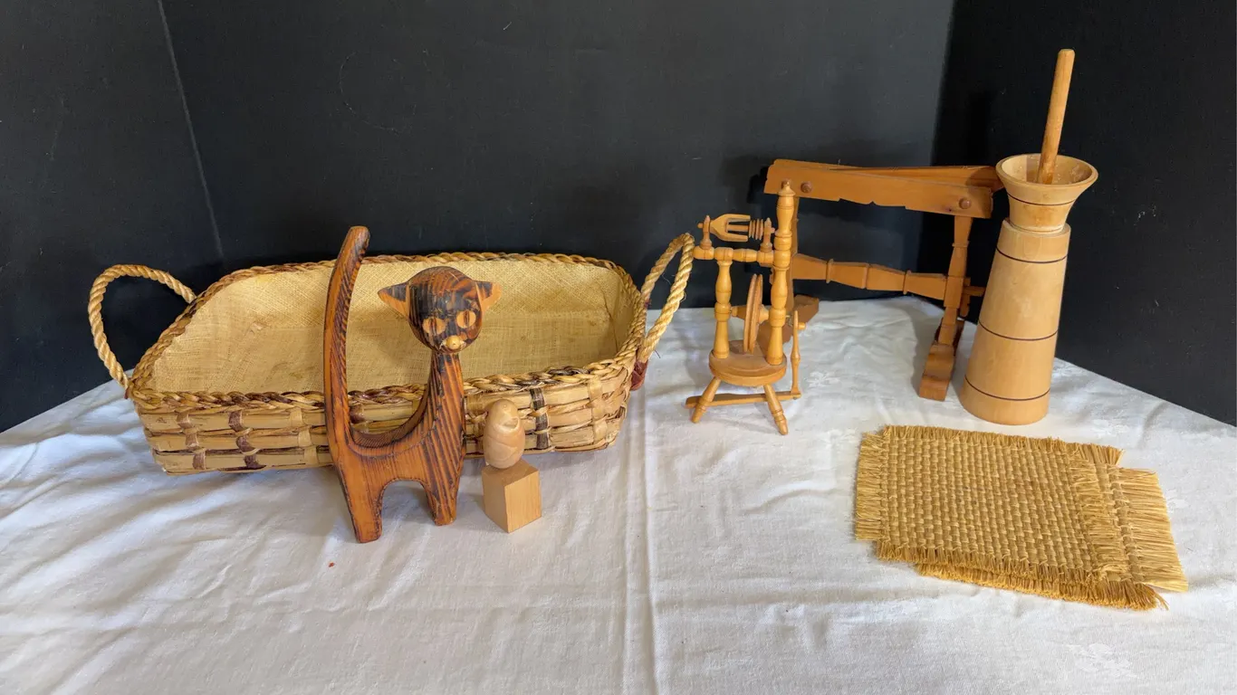 Basket & Small Décor