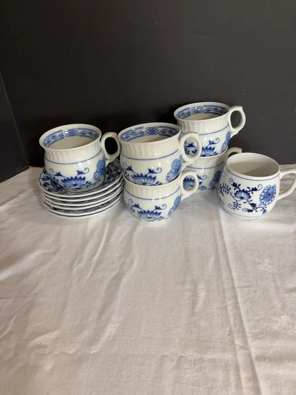 Zwiebelmuster Porcelain Cups & Saucers