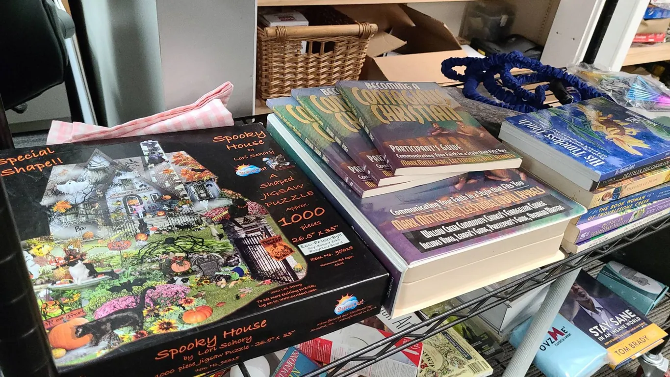 Lot: Shaped Puzzle, Books, Expandable Hose, and More