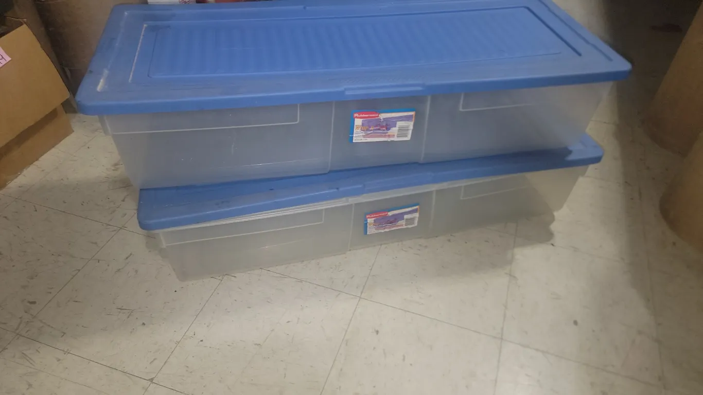 2 Rubbermaid 19.2 Gal. Flat Totes W/Lids
