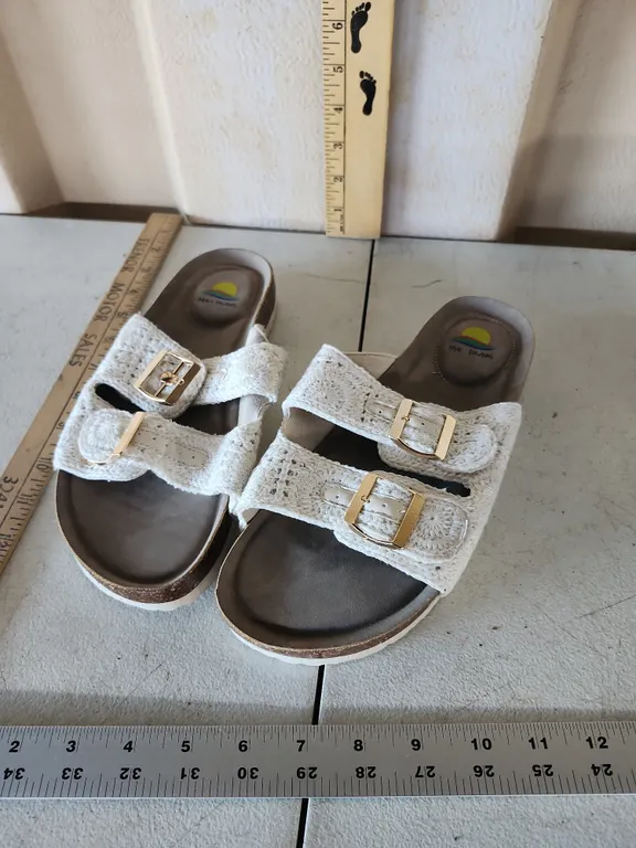 Like New Maui Island Sandals Size 10