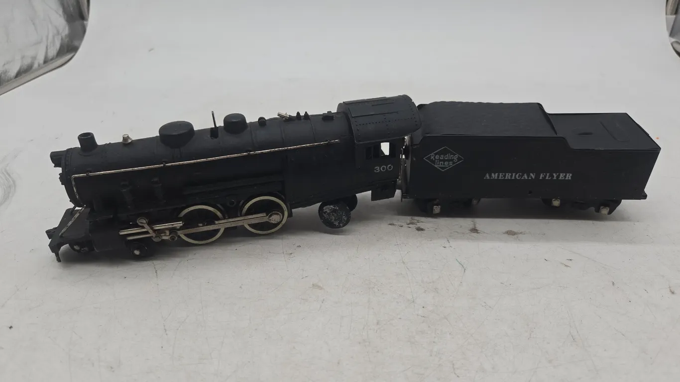 Vintage American flyer number 300 locomotive and reading lines tender