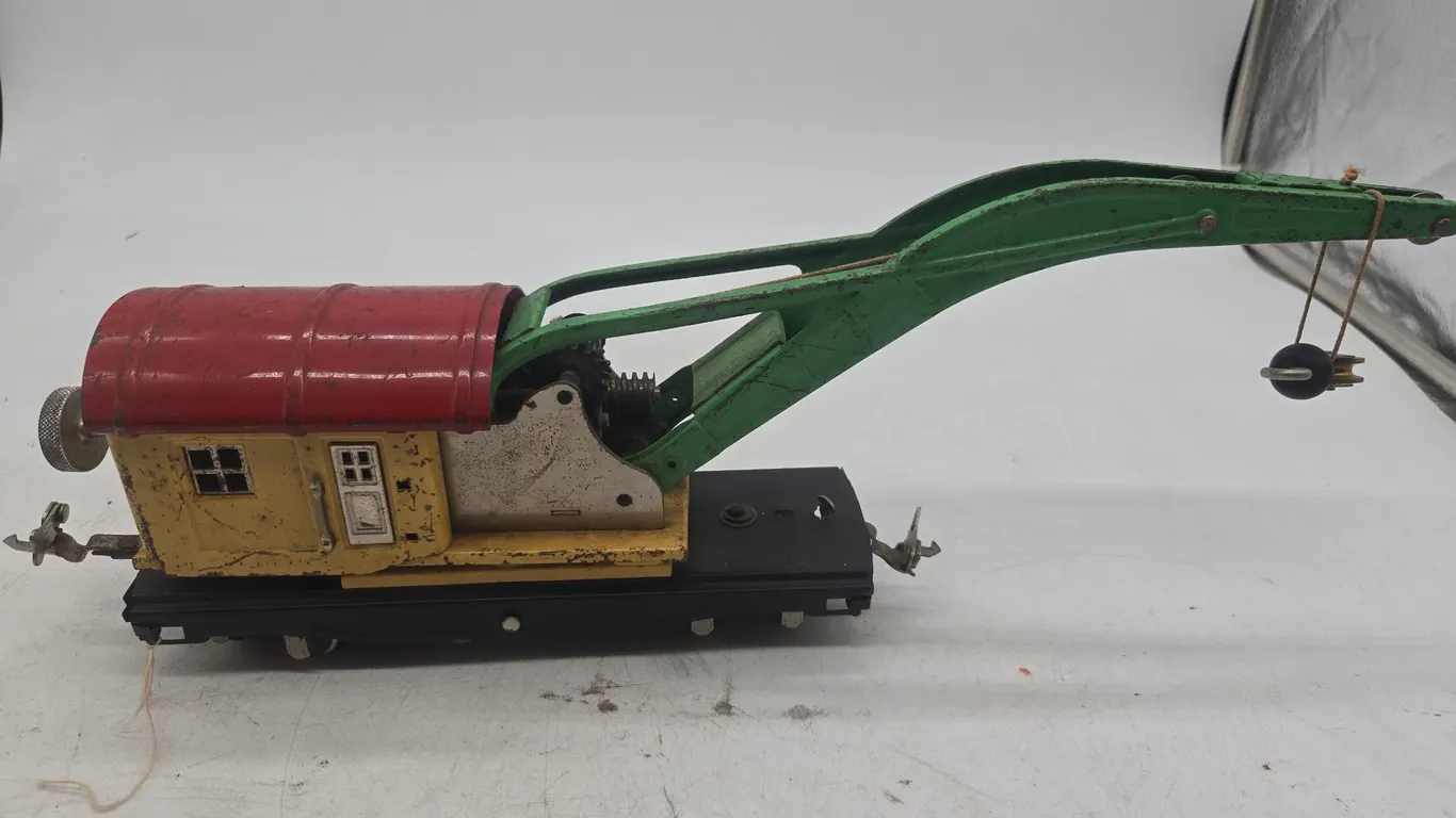 Vintage Lionel pre-war number 810 operating crane car