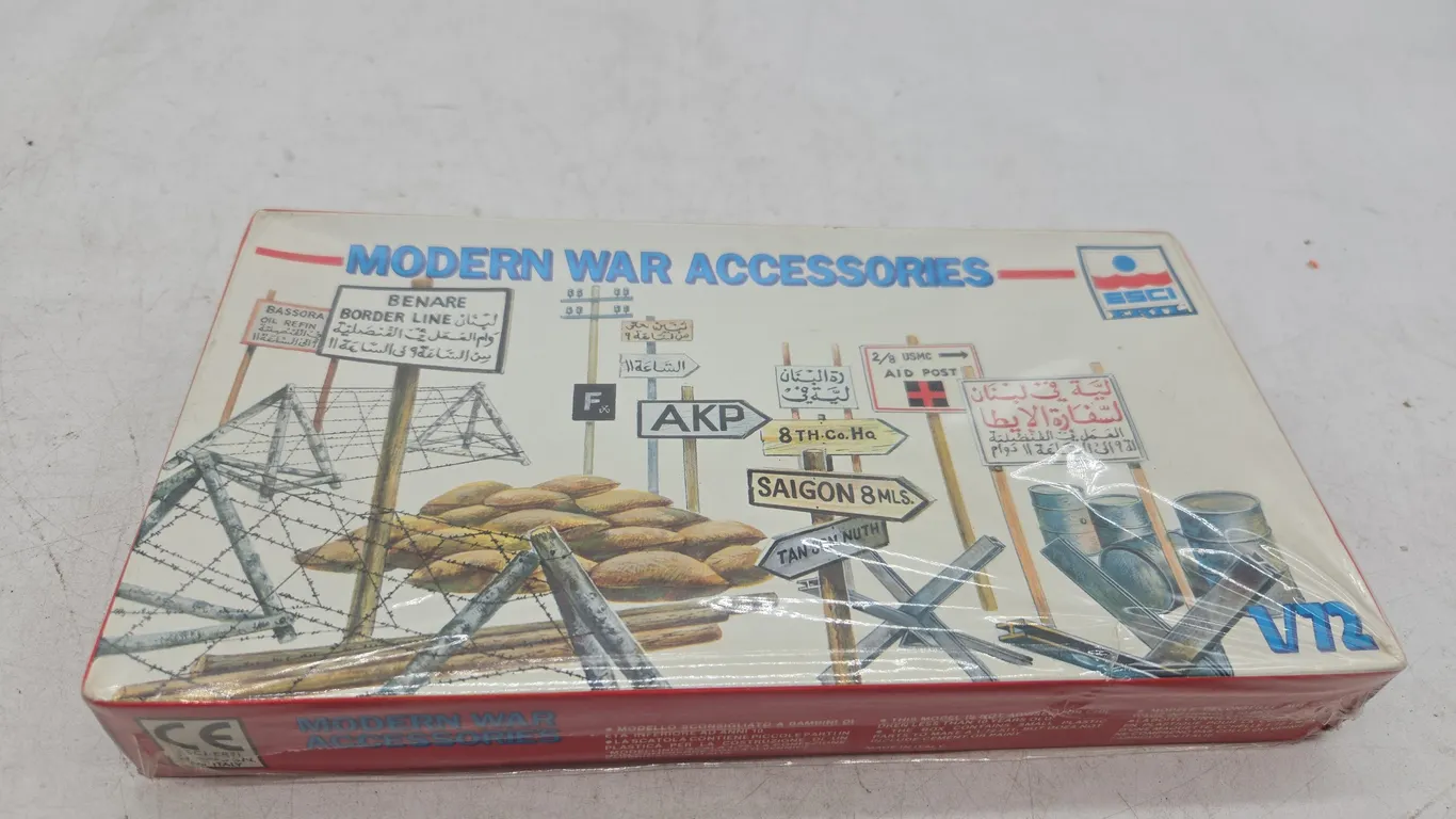 Vintage modern war accessories model kit in original box