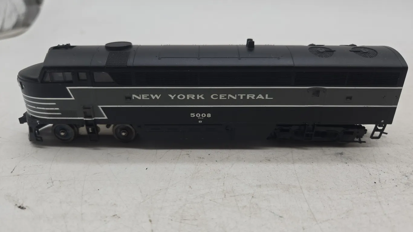 Vintage proto Brand New York Central, HO scale, number 5008 diesel locomotive