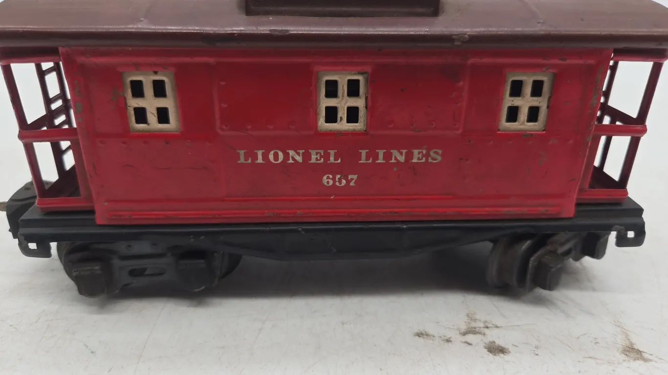 Vintage Lionel lines number 657 tin lithograph caboose