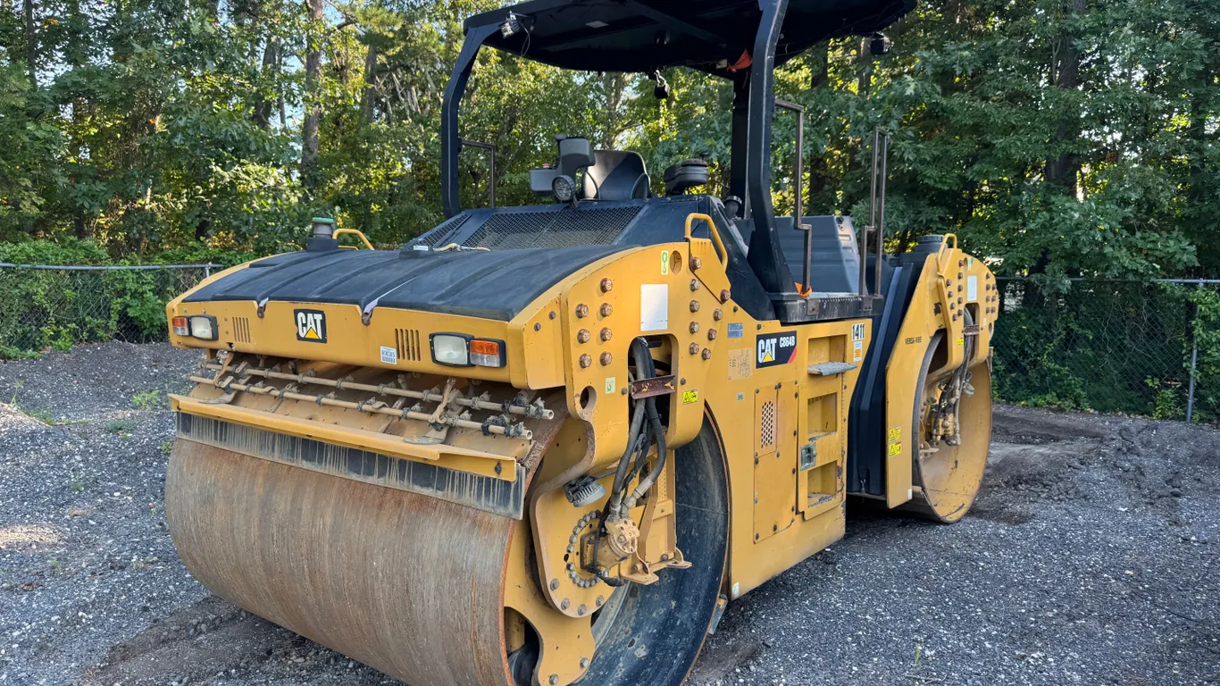 2015 CATERPILLAR CB64B TANDEM VIBRATORY ROLLER SN: CATCB64BCC5600114