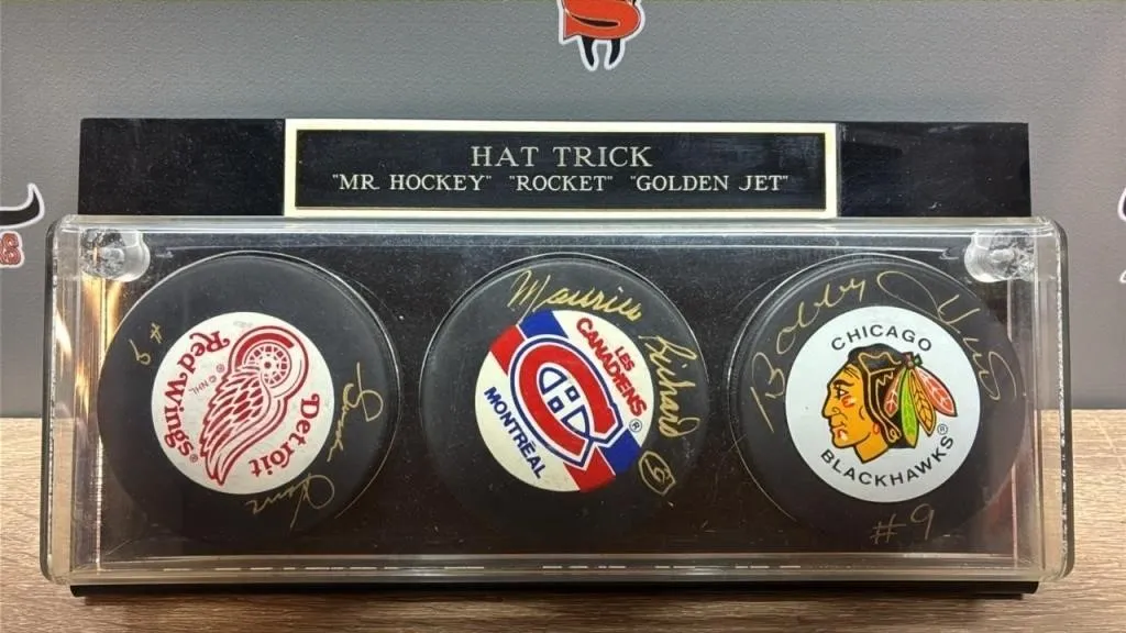 Hat Trick Collector Pucks - Geordie Howe, Maurice
