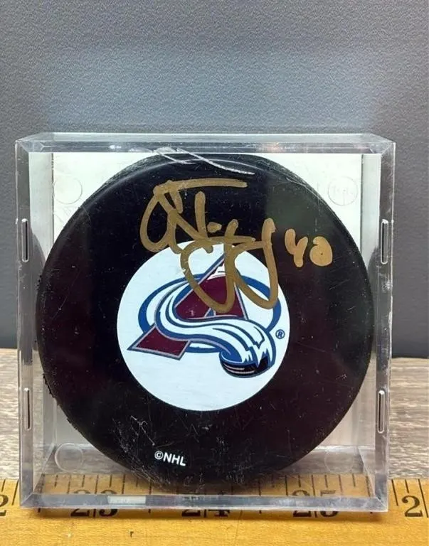 Colorado Avalanche Puck w/Alex Tanguay Signature.