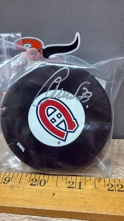 Montreal Canadiens Puck w/Cristobal Hoet